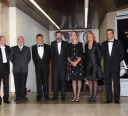 Doña Elena junto a los premiados; la presidenta y editora de ABC, Catalina Luca de Tena; el presidente de Vocento, Enrique Ybarra y el presidente del 